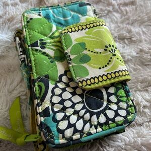 Hermosa cartera verde floral  de  Vera Bradly  usada